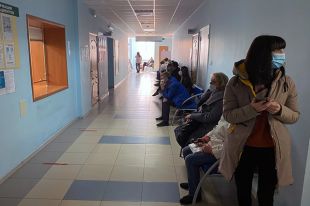 Поликлиника №2 в городе Искитим Новосибирской области перестала принимать пациентов из-за болезни врачей. Такое объявление появилось на дверях медучреждения.