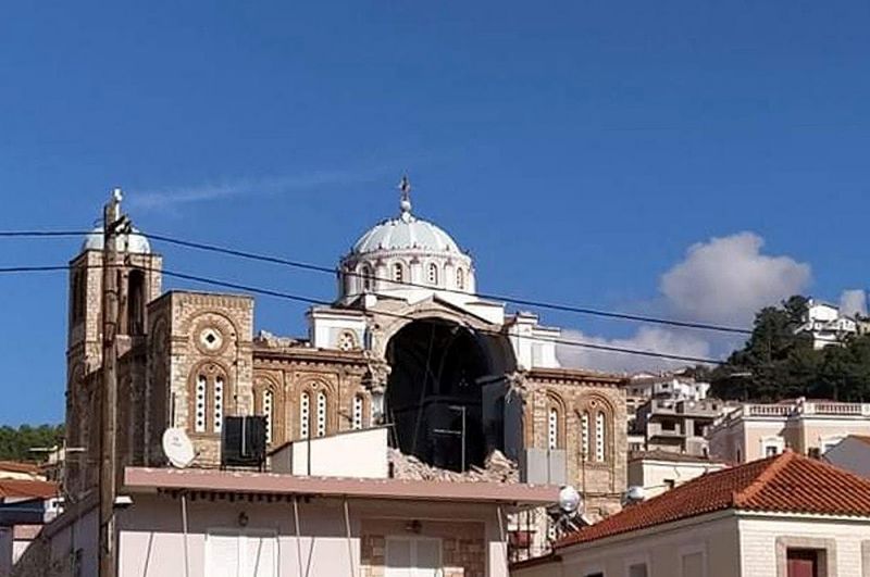 На греческом острове Самос из-за толчков разрушился купол церкви.