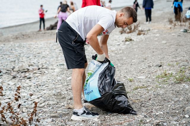 Известные спортсмены и местные жители провели акцию по уборке пляжей в Сочи