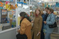 Новосибирцы выстроились в очереди в городских аптеках, куда вчера поступили пропавшие ранее лекарства, рекомендованные для лечения коронавируса, — антибиотики с действующими веществами азитромицин и левофлоксацин.