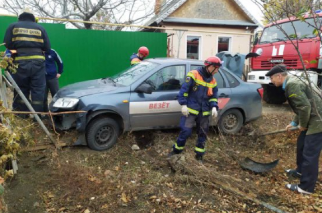 На окраине Саратова пьяный водитель врезался в забор