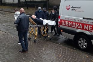 Авто врезалось в толпу на Майдане: виновника ДТП привезли в суд на «скорой»