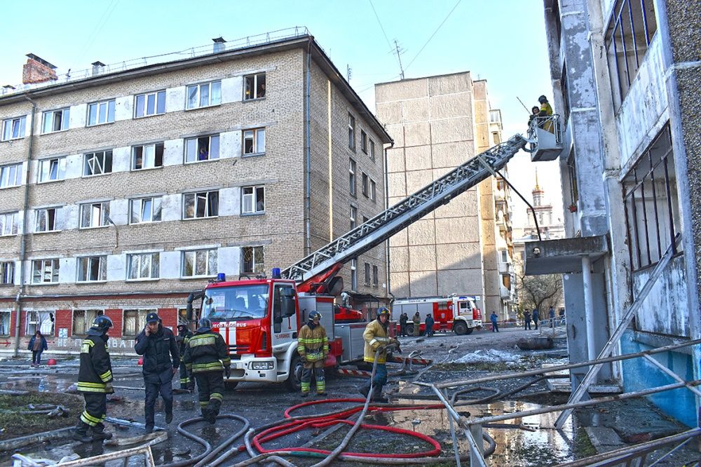 В самой больнице и в ближайших зданиях взрывом выбило окна.
