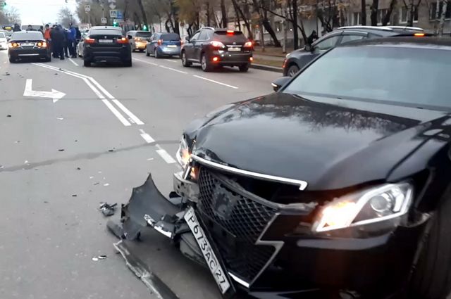 Три машины разбил любитель езды по встречке в центре Хабаровска