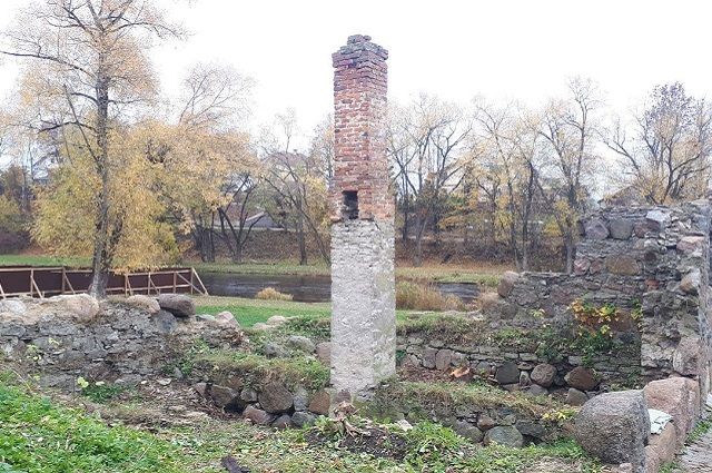 Руины памятника на берегу реки Псковы могут реконструировать под ресторан