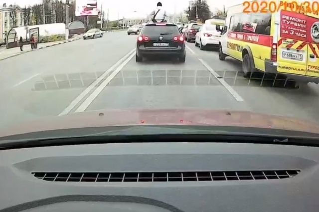 В Туле мужчина решил прокатиться на крыше автомобиля