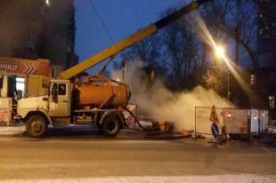 Коммунальщики устраняют дефект на трубопроводе в Бердске.