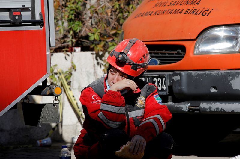 Работа спасателей в турецком Измире.