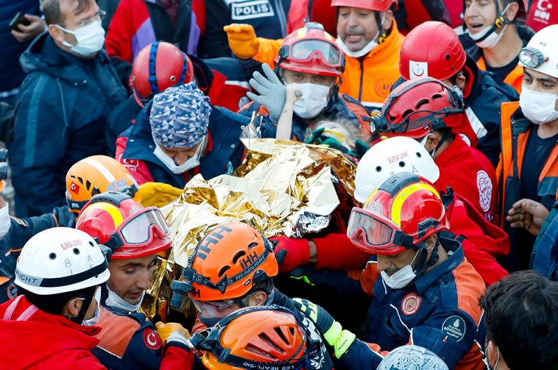 Работа спасателей в турецком Измире.