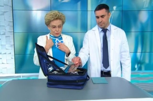 Дмитрий Хубезов в телестудии показал Малышевой «чемоданчик здоровья»