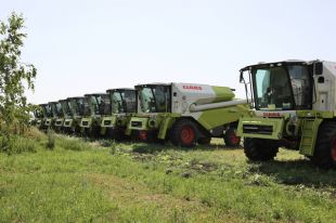 Зерноуборочные комбайны, произведенные на заводе ООО «Клаас» (Claas) в Краснодаре.