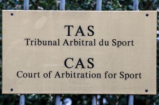 Табличка на ограде Спортивного арбитражного суда (CAS) в Лозанне.