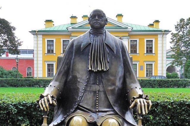 В Петербурге просят убрать памятник Петру I у Петропавловской крепости