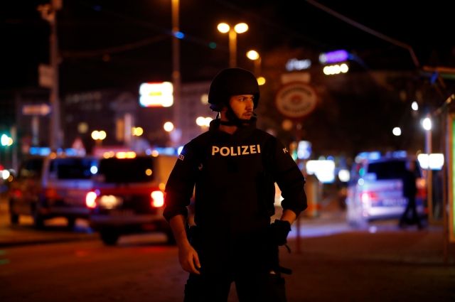 При стрельбе в Вене погибли семь человек - СМИ