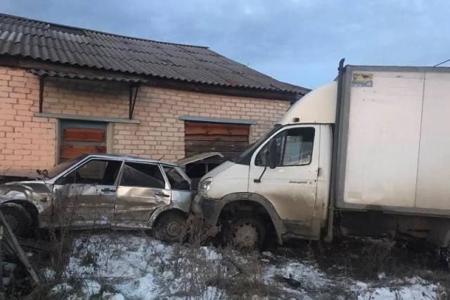 Житель Челябинской области на грузовике смял чужую машину из-за ссоры