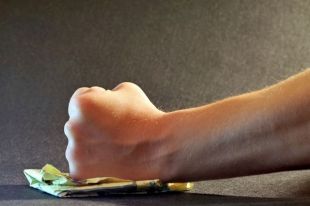 Сотрудник администрации несколько раз ударил журналиста.