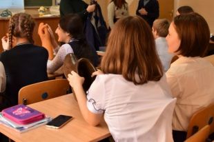Учителя сели за парты.