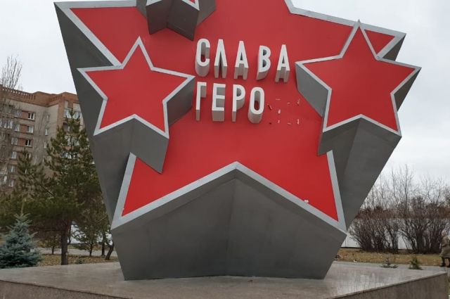 В Омске вандалы оторвали буквы со звезды на бульваре Победы