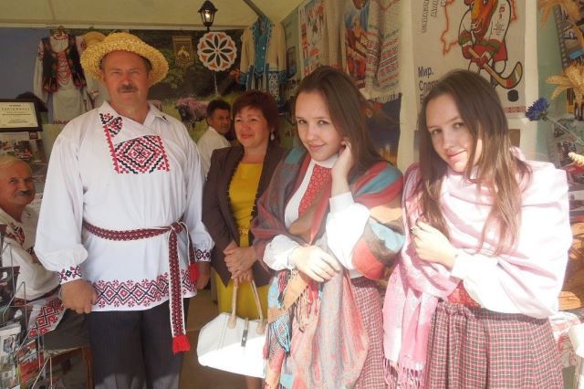 На праздники белорусы любят наряжаться в национальные костюмы.