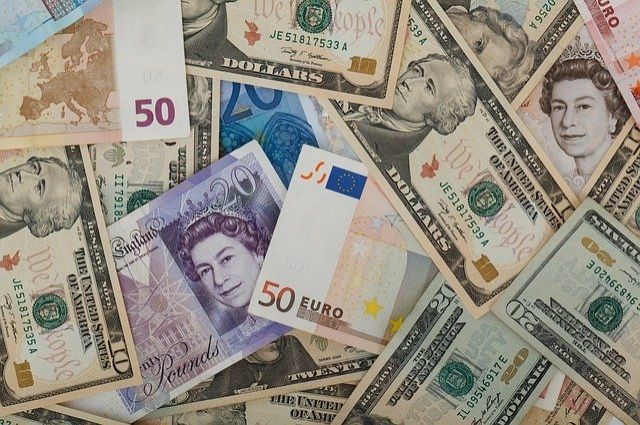 Центробанк понизил курс доллара до 80 рублей на 4 ноября