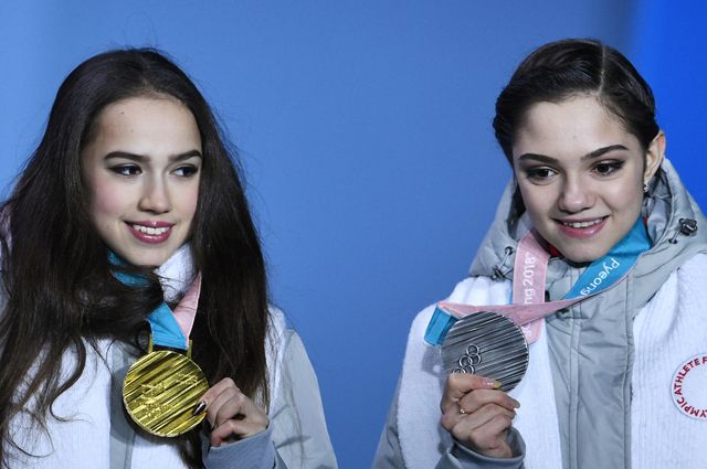 Медведева (справа), которой досталось лишь «серебро» Олимпиа- ды-2018, в американский рейтинг попала, а Загитова, выигравшая «золото», – нет.