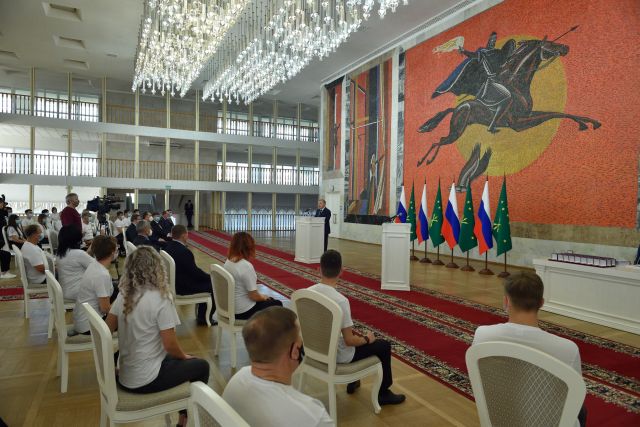 Глава Адыгеи вручил волонтерам республики памятные медали Президента РФ