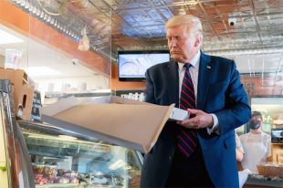 Президент Дональд Трамп в пиццерии в Олд-Фордже, штат Пенсильвания.
