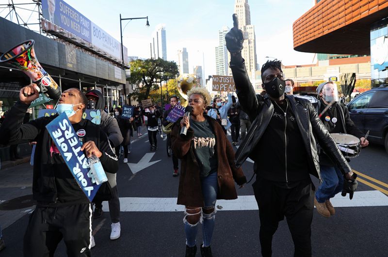 Марш с целью поощрить избирателей в день выборов в Бруклине, Нью-Йорк.