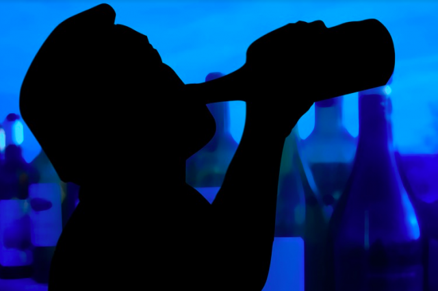Нарколог описал механизм влияния алкоголя на коронавирус
