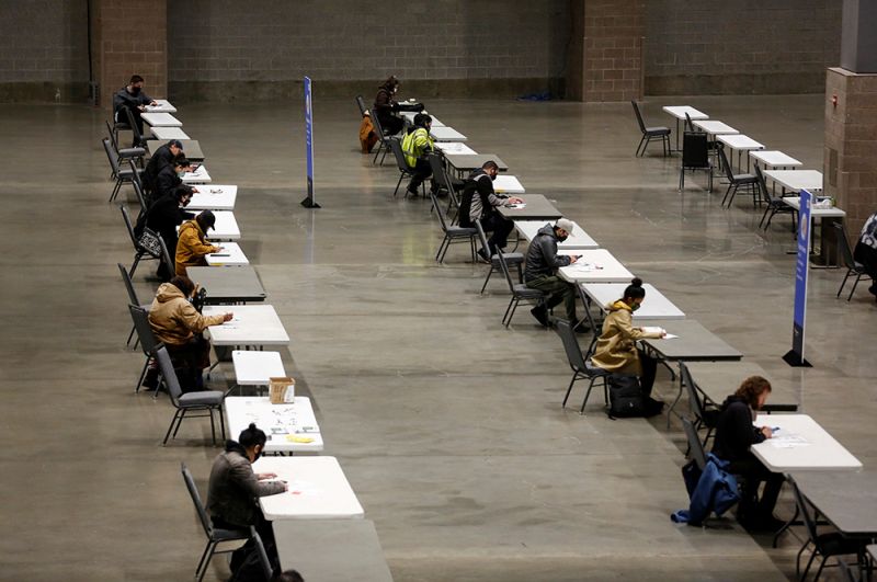 Избиратели заполняют бюллетени на избирательном участке в день выборов в Сиэтле, Вашингтон.