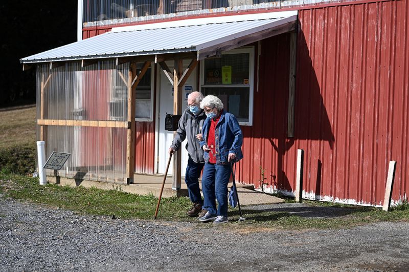 Пожилая пара выходит с избирательного участка после голосования в Джипси, округ Индиана, штат Пенсильвания.