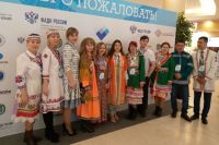 Юлия Трушкова с участниками проекта "У меня есть друг такой национальности" 