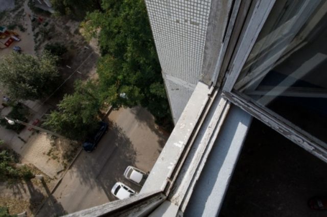 В Ярославле девушка выпала из окна многоэтажки