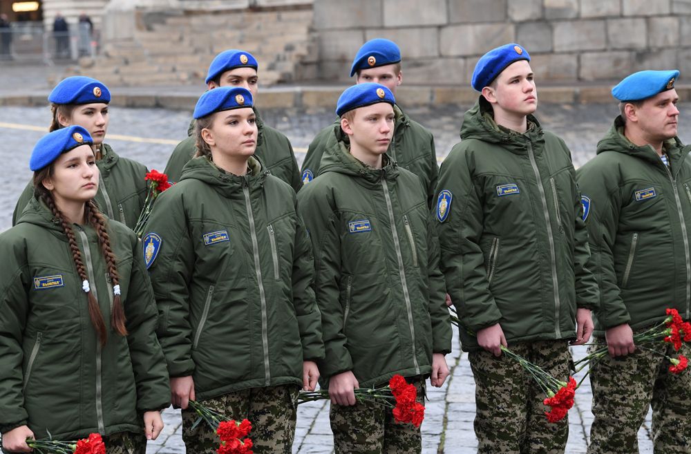 Представители военно-патриотического центра «Вымпел» перед началом церемонии возложения цветов к памятнику Кузьме Минину и Дмитрию Пожарскому на Красной площади в рамках мероприятий, посвящённых Дню народного единства.