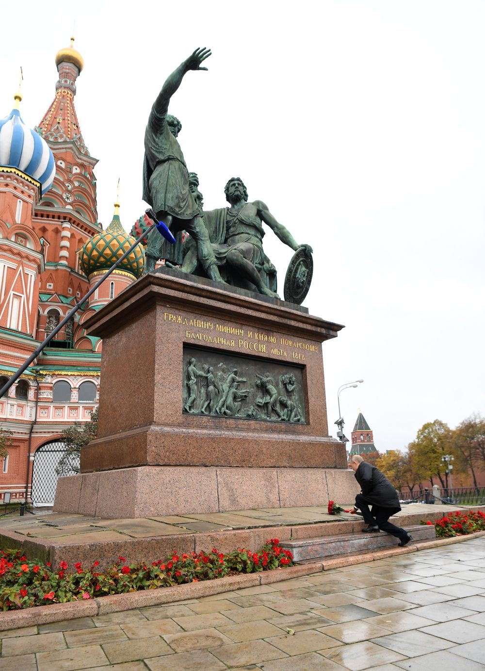Президент РФ Владимир Путин на церемонии возложения цветов к памятнику Кузьме Минину и Дмитрию Пожарскому на Красной площади в рамках мероприятий, посвящённых Дню народного единства.