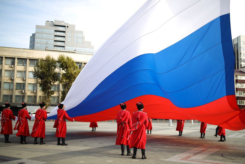 Торжественная церемония поднятия Государственного флага Российской Федерации казаками почётного караула Кубанского казачьего войска в День народного единства на главной городской площади в Краснодаре.