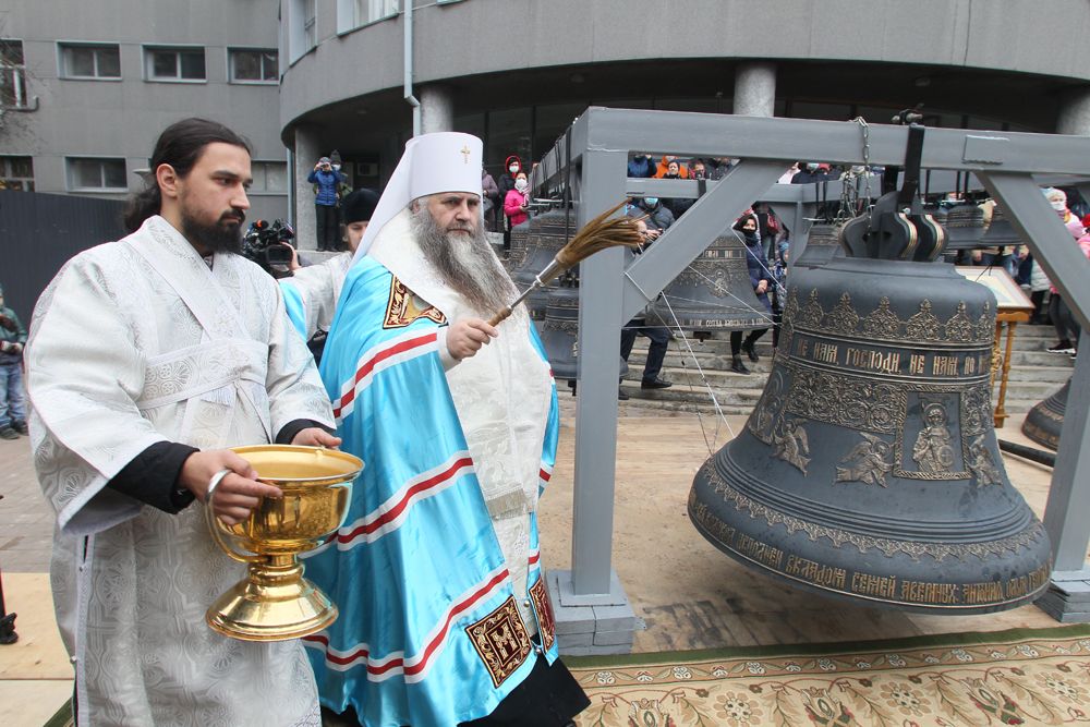 Митрополит Нижегородский и Арзамасский Георгий (справа) на церемонии освящения колокола для восстановленной в нижегородском кремле колокольни Спасо-Преображенского собора в День народного единства.