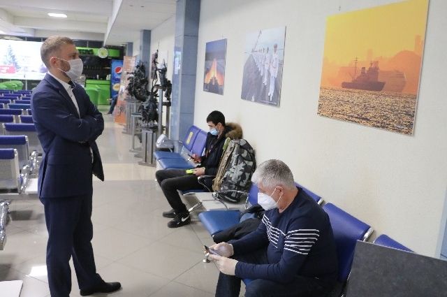 В Омском аэропорту открылась фотовыставка ко Дню народного единства