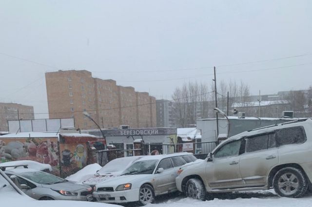 В Красноярске в районе рынка «Ивановский» столкнулись шесть автомобилей