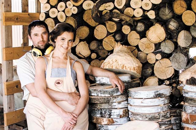 Создатели мастерской «Сделано бобрами» Артём и Мария Шеины. Предприниматели говорят, что идею бизнеса подсказало семейство бобров, которые живут недалеко от их загородного дома.