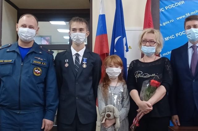 15-летнего оренбуржца наградили медалью за спасение из пожара двух сестер.