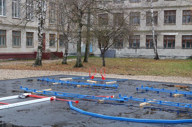 Спортивную площадку строят в школе №42 в Брянске