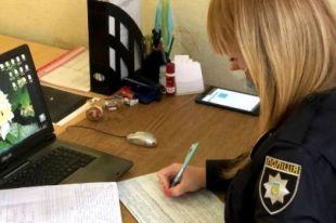 В Херсонской области подростки на камеру избили сверстника.