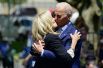 Джо и Джилл Байден целуются на сцене, после того как бывший вице-президент объявляет о начале своей предвыборной кампании 2020 года, 2019 год.