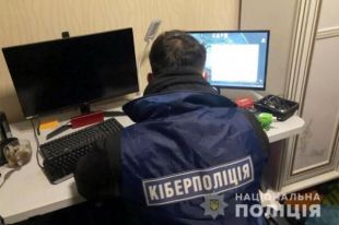 В Хмельницком мужчина в сети продавал персональные данные граждан.