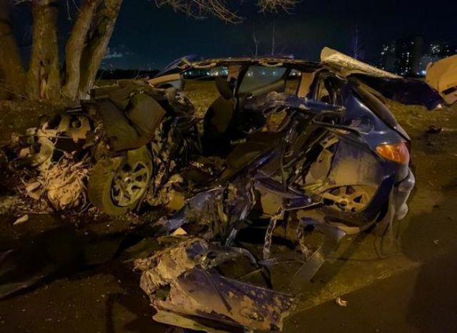 В Тюмени автомобиль врезался в автобус, есть погибшие