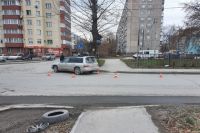 Автомобиль сбил ребенка на самокате на пешеходном переходе в Новосибирске.