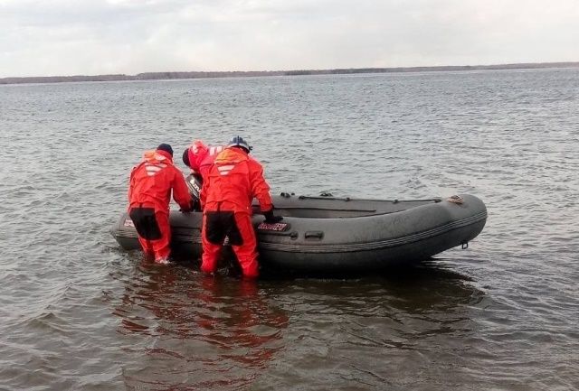 Ребёнка в лодке унесло ветром на середину озера в Челябинской области