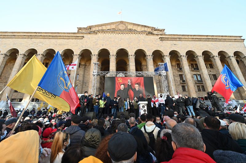 Участники акции оппозиции у здания Центризбиркома в Тбилиси.