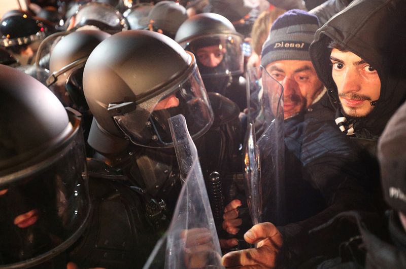 Столкновения между участниками протестной акции и полицейскими в Тбилиси. 